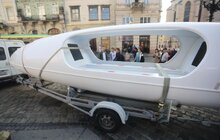 Фото 1: У центрі Львова розмістили човен, на якому львів’янин підкорить Атлантичний океан