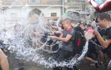 Фото 14: Сьогодні на площі Ринок у Львові влаштували «Поливаний понеділок»