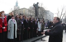 Фото 4: До 203-ї річниці від дня народження Тараса Шевченка у Львові в небо запустили повітряні кульки з віршами Кобзаря
