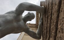 Фото 3: Символ підтримки України: майже шестиметрова скульптура триматиме Львівську оперу все літо (відео)