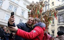 Фото 17: В переддень Різдва у Львові встановили Різдвяного Дідуха