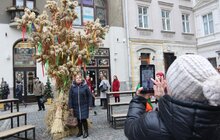 Фото 18: В переддень Різдва у Львові встановили Різдвяного Дідуха