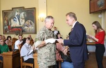 Фото 5: Мер Львова вручив ордери на квартири 45 сім’ям