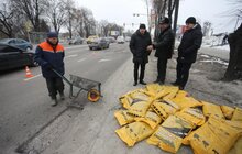 Фото 5: У всіх районах міста проводять робити з ліквідації ям на дорогах з використанням холодного асфальту