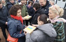 Фото 10: Представники Польщі і Великої Британії відвідали найбільше модульне містечко у Львові, яке звели за кошти цих країн