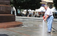 Фото 2: В центрі міста помиють 6 пам’ятників