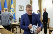 Фото 3: Вперше в історії: до Львова привезли всі три «Золоті мʼячі», які здобували українські футболісти (відео)