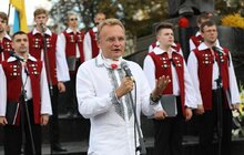 Фото 2: Біля пам’ятника Т. Шевченку капела «Дударик» заспівала Акафіст до Пресвятої Богородиці