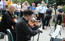 Фото 11: Сьогодні у Львові святкують День музики і День медика: на стіні лікарні швидкої медичної допомоги з виступом октету відкрили символічний мурал