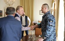 Фото 1: Мер Львова зустрівся з моряком Андрієм Оприском, якого незаконно утримували в Росії