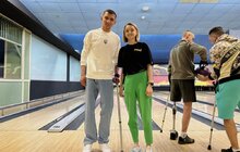 Фото 1: Лікування боулінгом: пацієнти центру НЕЗЛАМНІ грають у боулінг, аби відновити координацію рухів