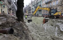Фото 9: Триває реконструкція вул. С. Бандери: підрядник проводить роботи з облаштування колектора і водопровода