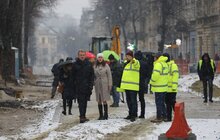 Фото 10: Триває реконструкція вул. С. Бандери: підрядник проводить роботи з облаштування колектора і водопровода