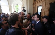Фото 38: Невідомі особи виламали двері до міської ратуші та ввірвались всередину