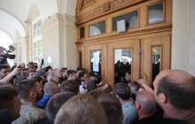 Фото 48: Невідомі особи виламали двері до міської ратуші та ввірвались всередину