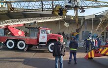 Фото 2: На просп. Червоної Калини на господарські будівлі впав будівельний кран