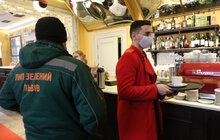 Фото 13: У парку «700-річчя Львова» продовжують посипати доріжки кавовою гущею для боротьби з ожеледицею