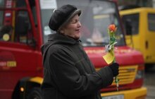 Фото 1: В центрі міста вчора львів’янкам дарували тюльпани та вітали з початком весни