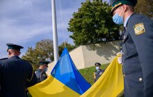 Фото 3: Національний стяг на Меморіалі Героїв Небесної Сотні цього тижня підняли прикордонники
