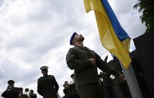 Фото 6: Віталій Марків підняв національний стяг на Меморіалі Героїв Небесної Сотні