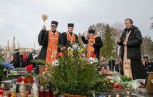 Фото 8: На Личаківському кладовищі біля могил Героїв Небесної Сотні замайорів синьо-жовтий прапор