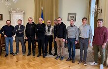 Фото 6: Тімоті Снайдер залишив запис у Книзі почесних гостей Львова та висадив дерево у центрі міста