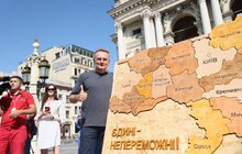 Фото 3: Львів відзначає День Конституції: у центрі міста склали з пазлів карту України