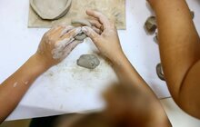 Фото 4: Діти разом із люксембурзьким митцем виготовлять керамічне панно: «Україна - Ельдорадо майбутнього»