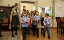 Фото 3: Пластуни принесли до мерії Вифлеємський вогонь миру