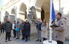 Фото 7: На честь титулу Молодіжної столиці Європи перед Львівською ратушею встановили символічну інсталяцію (відео)