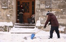 Фото 5: В обідню перерву працівники мерії долучилися до прибирання снігу у Львові (відео)