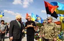 Фото 10: Борис Джонсон приїхав до Львова: найперше вшанував пам’ять захисників на Личаківському цвинтарі (відео)