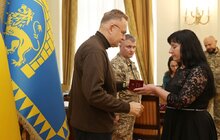 Фото 2: Дев’ятьом родинам полеглих захисників у мерії Львова вручили державні нагороди