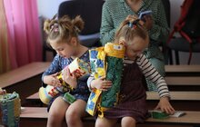 Фото 11: Всесвітньовідома німецька мисткиня передала вихованцям Львівського Центру підтримки дітей авторські патріотичні ковдри