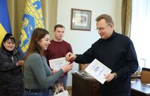 Фото 3: П'ятеро дітей, які зростали без батьків, отримали від міста квартири (фото/відео)