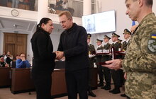 Фото 4: У Львові 30 захисників посмертно нагородили «Почесним знаком Святого Юрія» за оборону України (фото)
