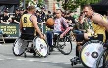Фото 4: У центрі Львова ветерани змагалися у баскетболі на кріслах колісних в межах UNBROKEN GAMES