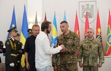 Фото 9: В День пам’яті полеглих воїнів у Львові 35 захисників посмертно нагородили «Почесним знаком Святого Юрія» (фото/​відео)