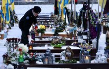 Фото 17: Вифлеємський вогонь миру першими отримали рідні полеглих захисників України на Личаківському цвинтарі