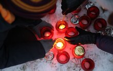 Фото 18: Вифлеємський вогонь миру першими отримали рідні полеглих захисників України на Личаківському цвинтарі