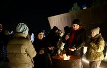 Фото 1: У Львові вшанували Героїв Небесної Сотні: на меморіалі палили ватру та співали українські пісні разом із пластунами (фото/відео)