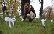 Фото 4: Ангели пам'яті: школярі принесли на Меморіал Героїв Небесної Сотні саморобних ангеликів (відео)