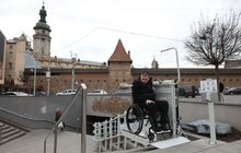 Фото 15: У центрі Львова, у підземному переході, встановили два електричні підйомники