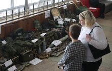 Фото 26: У Центрі Довженка відкрилась виставка розмальованих військових артефактів: відбудеться аукціон