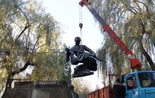 Фото 2: У Львові з Пагорбу слави демонтували три радянські пам’ятники: скульптури поповнять експозицію музею «Територія терору» (відео)