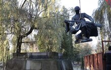 Фото 3: У Львові з Пагорбу слави демонтували три радянські пам’ятники: скульптури поповнять експозицію музею «Територія терору» (відео)