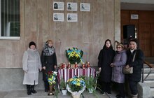 Фото 10: На фасаді львівської школи відкрили одразу 5 меморіальних таблиць пам'яті загиблих захисників України (відео)