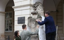Фото 1: День вишиванки: львівських левів перед Ратушею одягнули у вишиті сорочки (фото/відео)