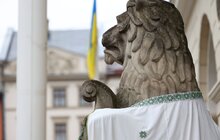 Фото 5: День вишиванки: львівських левів перед Ратушею одягнули у вишиті сорочки (фото/відео)