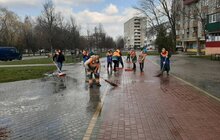 Фото 29: Комунальні служби дезінфікують місто: миють вулиці, тротуари, зупинки транспорту, сходові клітки будинків
